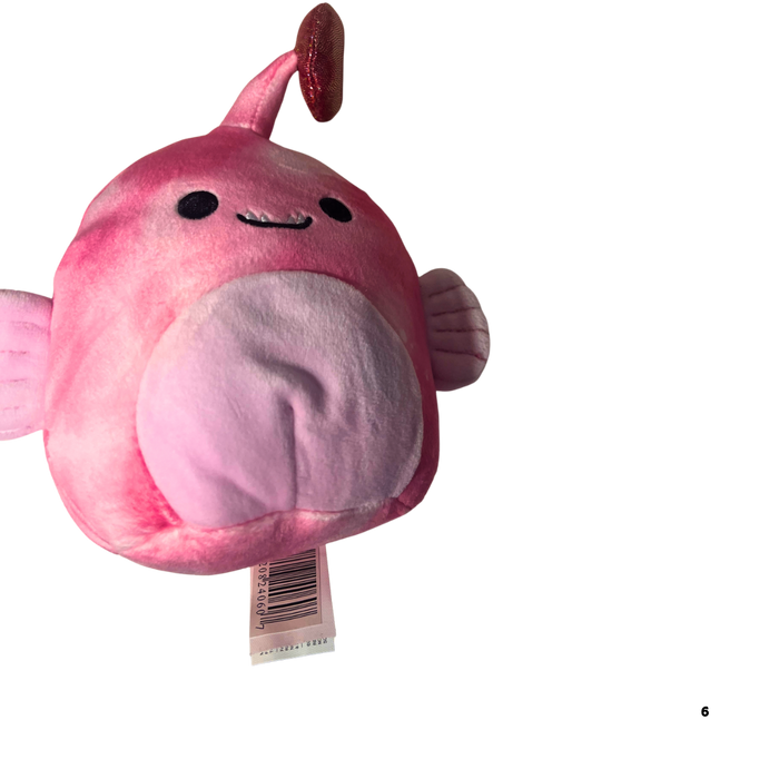 בובת סקוישמלואו סיי הדג הורוד – Sai the Pink Fish 13 ס”מ | מתנה מושלמת לחובבי ים