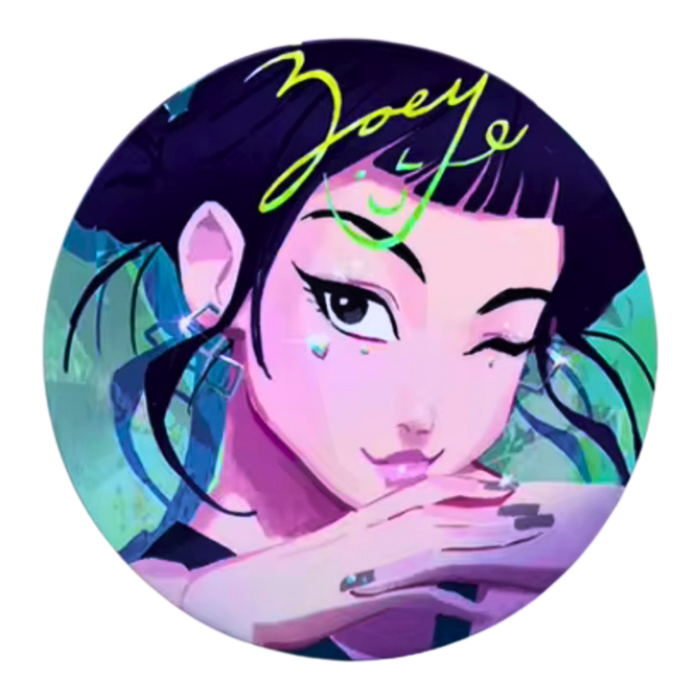 סיכה מנצנצת Zoey – KPop Demon Hunters, קוטר 58 מ”מ, הזמנה מוקדמת
