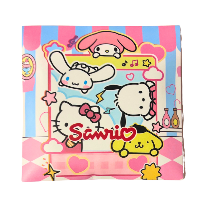 סיכת הפתעה – Hello Kitty וחברים | סיכה + קלף אספנות 58 מ”מ