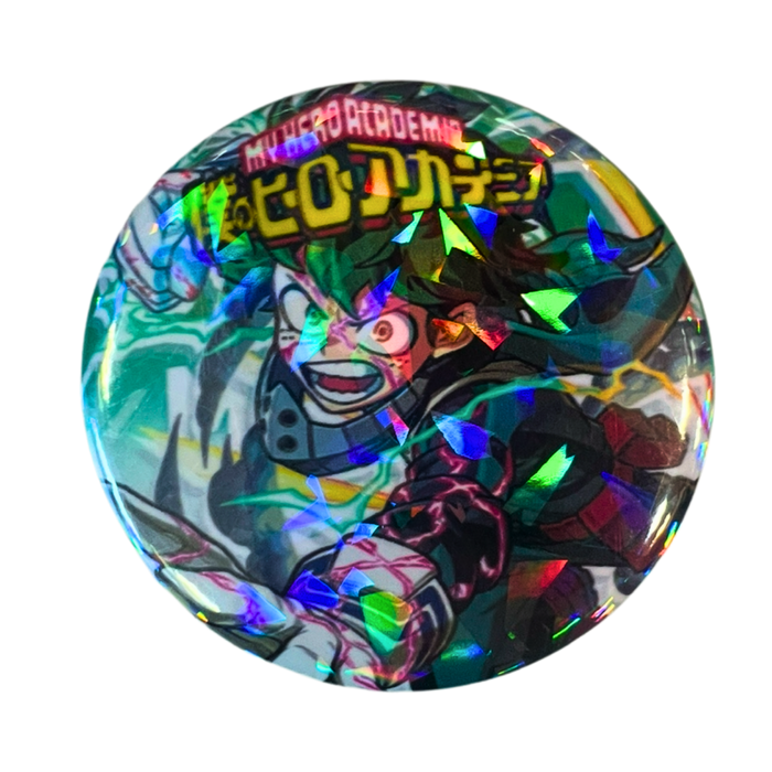 סיכת דקו מנצנצת – Izuku Midoriya מ־My Hero Academia בגודל 58 מ”מ