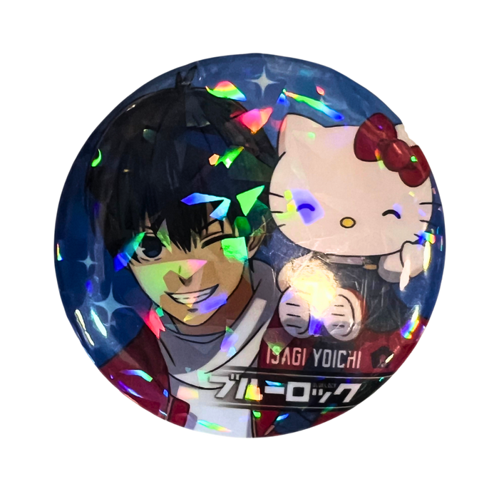 Yoichi Isagi & Hello Kitty – סיכה הולוגרפית 58 מ”מ