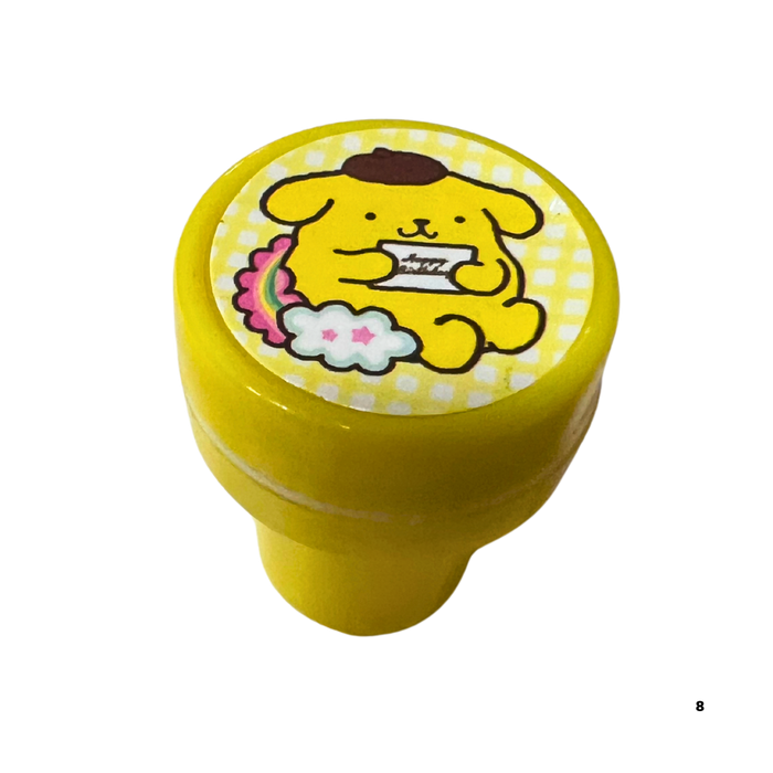 חותמת פונפוריון ברקע צהוב 🍮✨