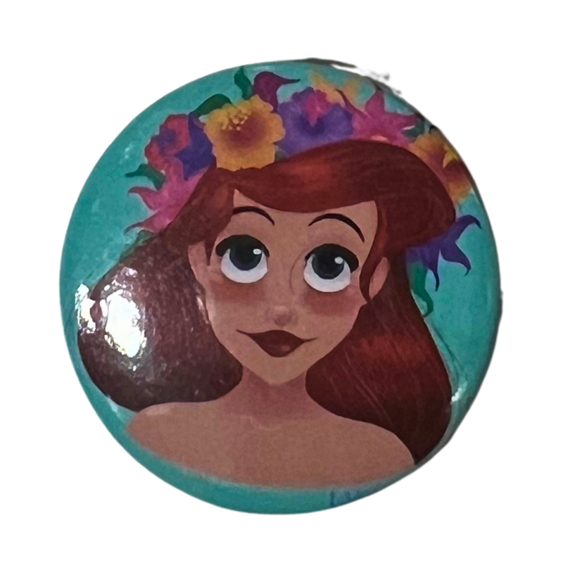 סיכת נסיכה אריאל – סיכה צבעונית בקוטר 32 מ”מ | The Little Mermaid Pin מבית אנימה מרקט רק ב - https://anime-market.co.il