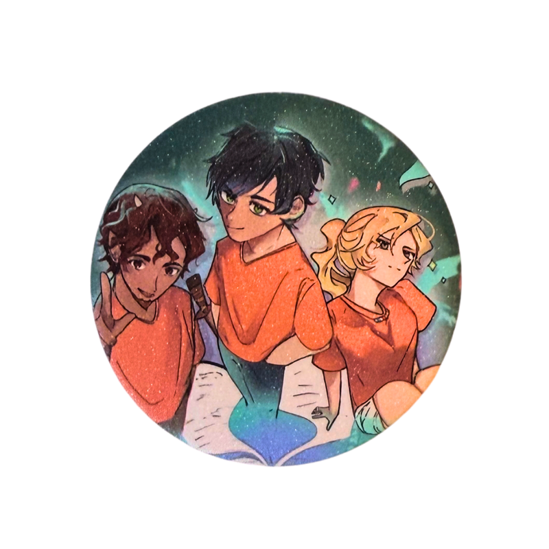 סיכת Percy Jackson מנצנצת 58 מ״מ – פרסי ג׳קסון, אנבת׳ וגרובר מבית אנימה מרקט רק ב - https://anime-market.co.il