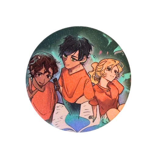 סיכת Percy Jackson מנצנצת 58 מ״מ – פרסי ג׳קסון, אנבת׳ וגרובר מבית אנימה מרקט רק ב - https://anime-market.co.il