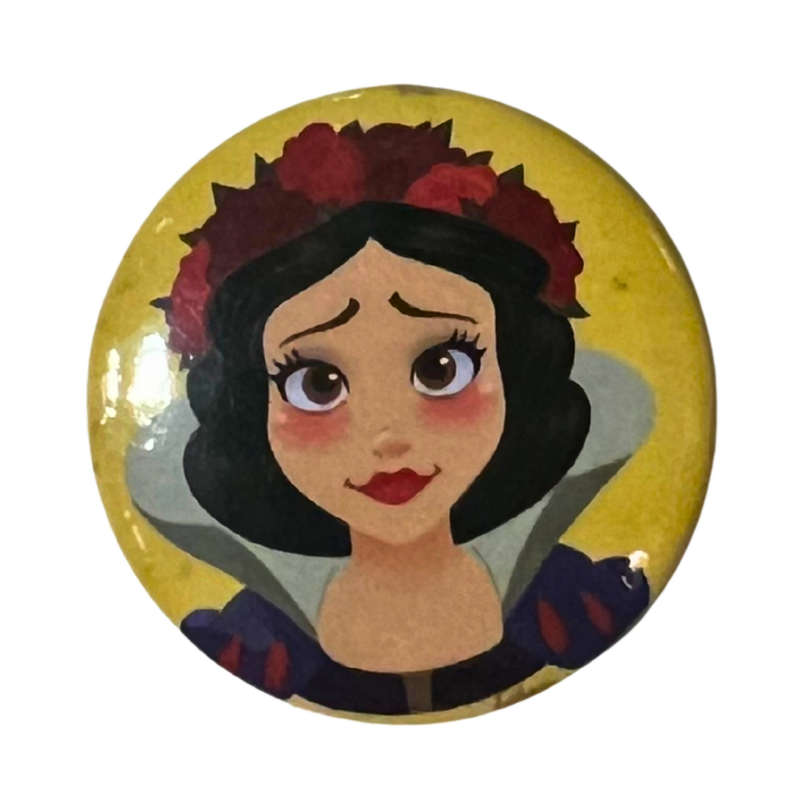 סיכות - סיכת נסיכה שלגיה – סיכה צבעונית בקוטר 32 מ”מ | Snow White Pin אנימה מרקט https://anime-market.co.il