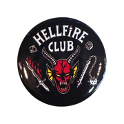 סיכת Hellfire Club – Stranger Things | קוטר 44 מ״מ רקע שחור מבית אנימה מרקט רק ב - https://anime-market.co.il