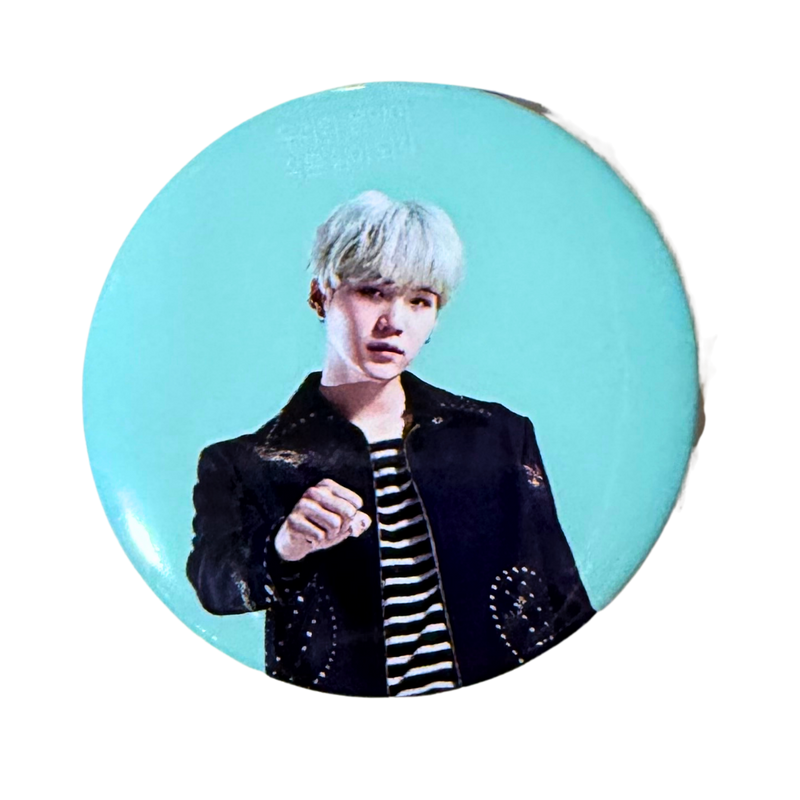 סיכות - BTS – SUGA (Min Yoongi) | סיכת אספנות K-POP 58 מ״מ אנימה מרקט https://anime-market.co.il