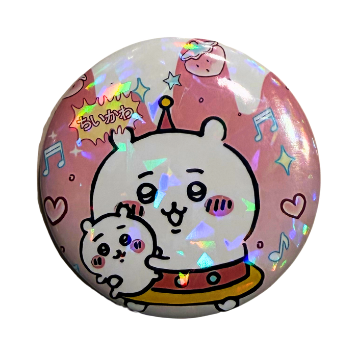 סיכת Chiikawa – סיכה מנצנצת 58 מ״מ | צ’יקאווה