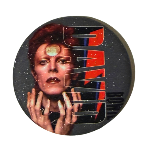 סיכת David Bowie 58 מ”מ – סיכת אספנות רוק ופופ קלאסי מבית אנימה מרקט רק ב - https://anime-market.co.il