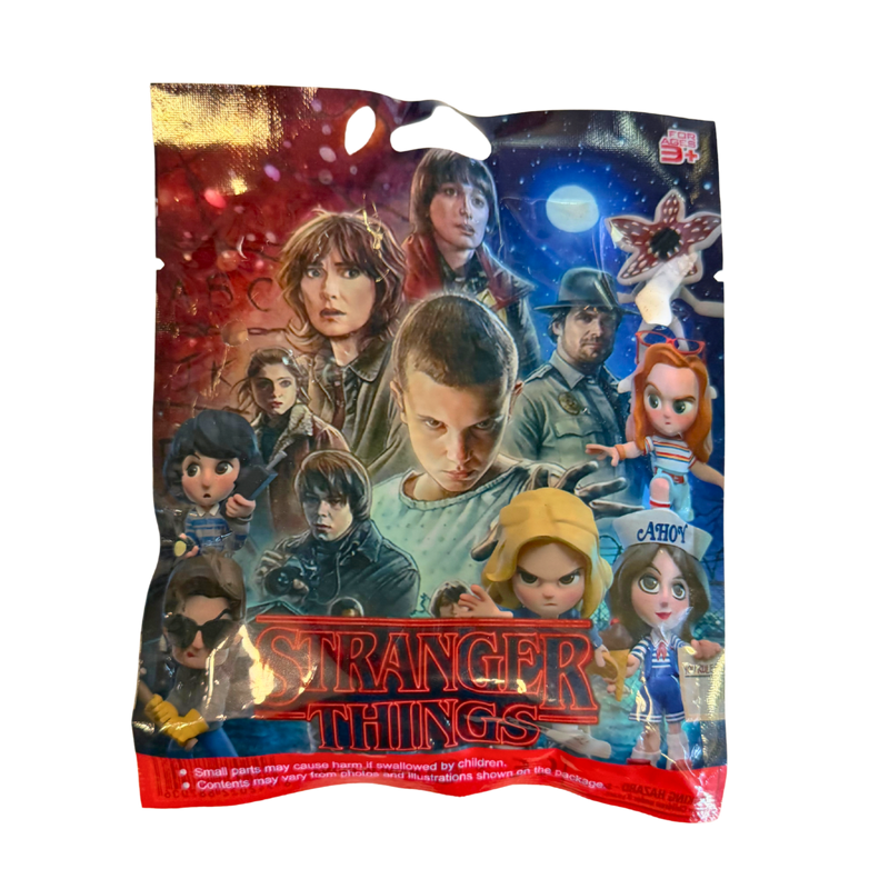 שקית הפתעה דברים מוזרים – Stranger Things | צעצוע ו־3 קלפים | תואם מקור