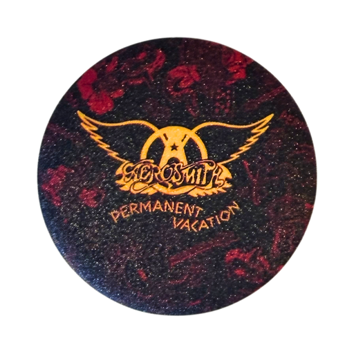 סיכת Aerosmith Permanent Vacation – סיכת רוק קלאסית 58 מ״מ מבית אנימה מרקט רק ב - https://anime-market.co.il