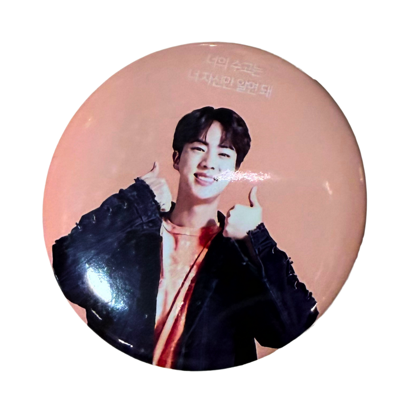BTS – JIN | סיכת K-POP 58 מ״מ מבית אנימה מרקט רק ב - https://anime-market.co.il
