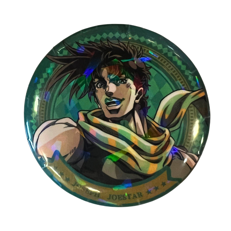 סיכת ג’וזף ג’וסטר – JoJo’s Bizarre Adventure – בקוטר 58 מ”מ מבית אנימה מרקט רק ב - https://anime-market.co.il