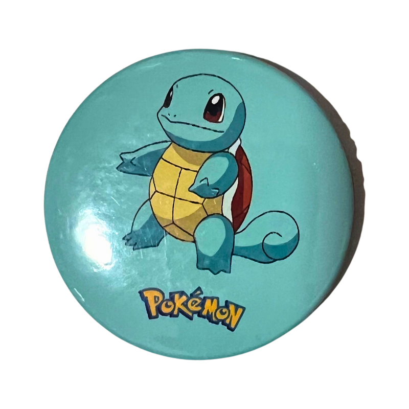 סיכת פוקימון סקווירטל בגודל 58 מ”מ – Squirtle Pokémon Badge מבית אנימה מרקט רק ב - https://anime-market.co.il