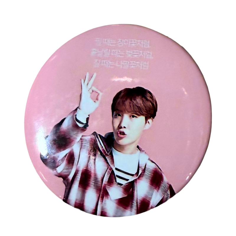 סיכות - BTS – J-HOPE (Jung Ho-seok) | סיכת אספנות K-POP 58 מ״מ אנימה מרקט https://anime-market.co.il