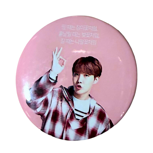 סיכות - BTS – J-HOPE (Jung Ho-seok) | סיכת אספנות K-POP 58 מ״מ אנימה מרקט https://anime-market.co.il