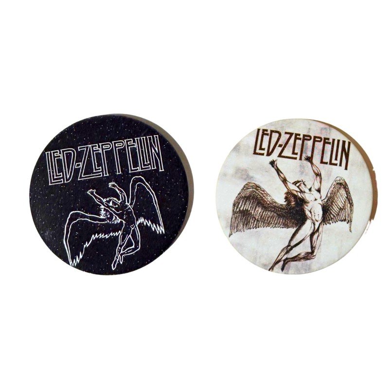 סט של 2 סיכות Led Zeppelin – לוגו עם מלאך – רקע שחור ולבן – 58 מ”מ מבית אנימה מרקט רק ב - https://anime-market.co.il