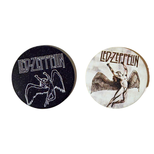 סט של 2 סיכות Led Zeppelin – לוגו עם מלאך – רקע שחור ולבן – 58 מ”מ מבית אנימה מרקט רק ב - https://anime-market.co.il