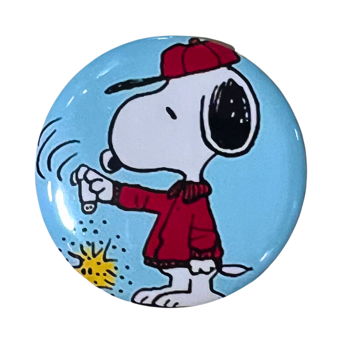 סיכת סנופי בקפוצ’ון אדום – סיכה מנצנצת בקוטר 58 מ”מ | Snoopy Pin
