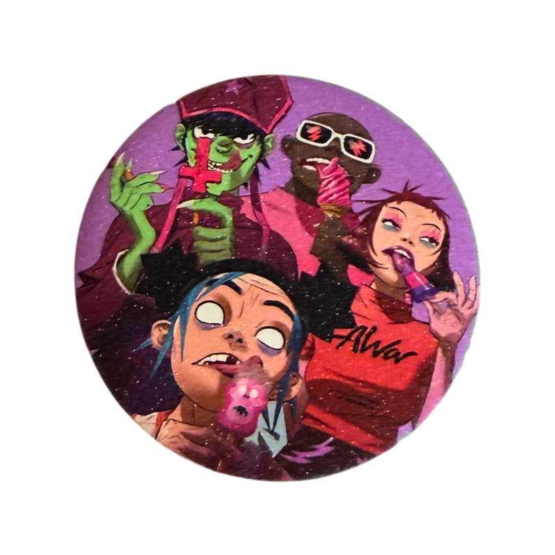 סיכת Gorillaz New Gold – סיכה מנצנצת 58 מ״מ