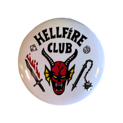 סיכת Hellfire Club – Stranger Things | קוטר 44 מ״מ רקע לבן מבית אנימה מרקט רק ב - https://anime-market.co.il