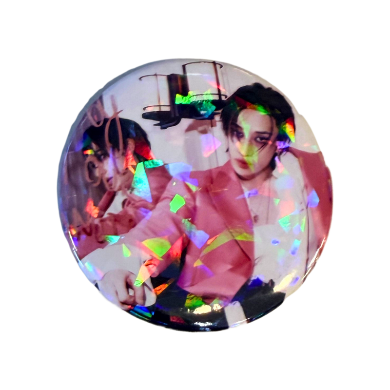 סיכת Hyunjin הולוגרפית מנצנצת – Stray Kids