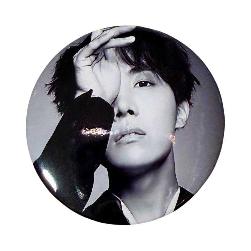 סיכות - BTS – J-HOPE | סיכות Photoshoot Play/Up – גודל 58 מ״מ אנימה מרקט https://anime-market.co.il