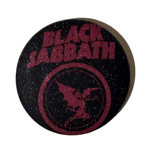 סיכת Black Sabbath 58 מ”מ – סיכת אספנות מטאל קלאסי מבית אנימה מרקט רק ב - https://anime-market.co.il