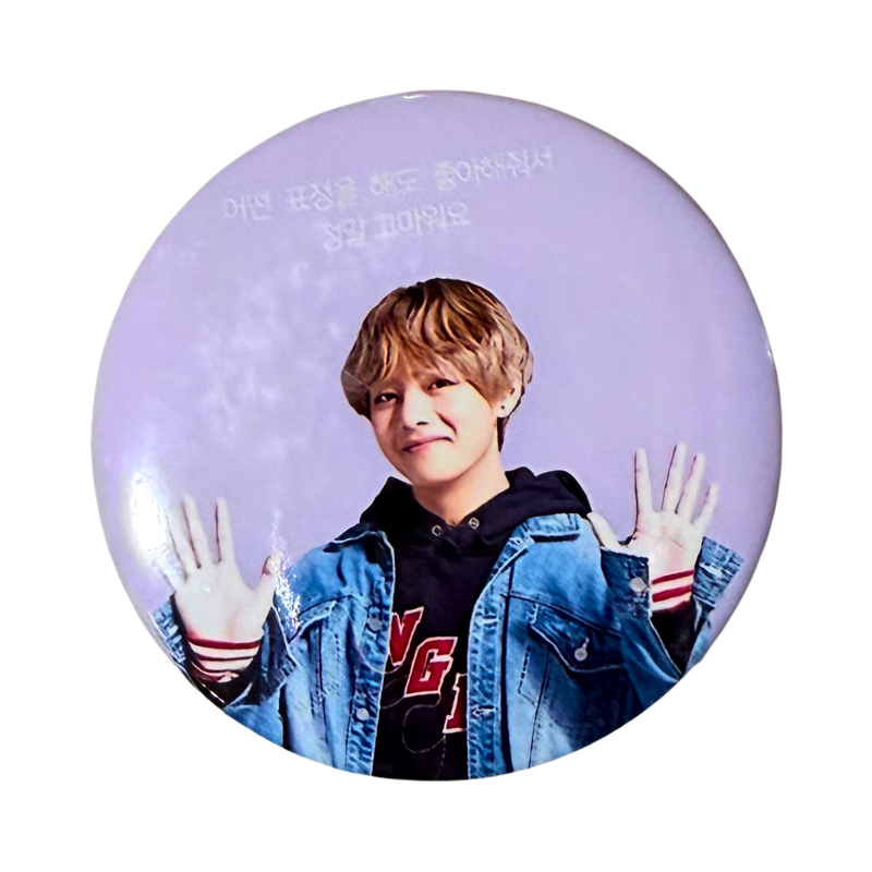 סיכות - BTS – V (Kim Taehyung) | סיכת K-POP 58 מ״מ אנימה מרקט https://anime-market.co.il