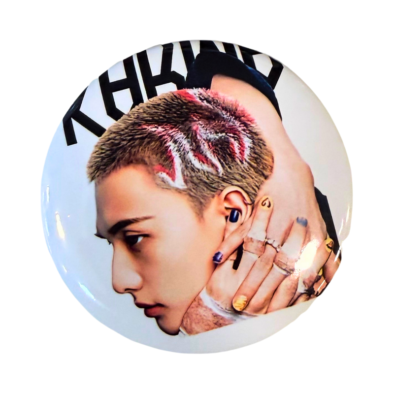 סיכת היוןג’ין Stray Kids – סיכה עגולה 58 מ״מ לאספנים | Hyunjin Badge מבית אנימה מרקט רק ב - https://anime-market.co.il