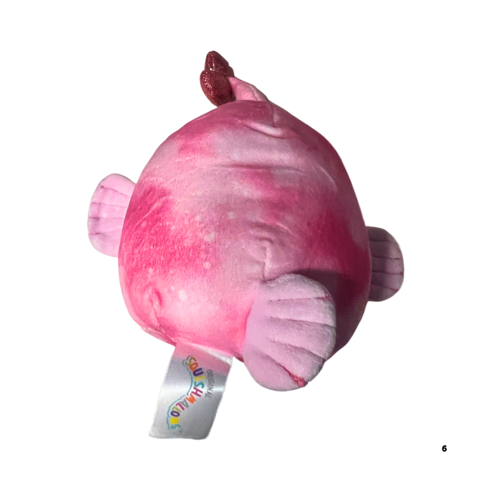 בובת סקוישמלואו סיי הדג הורוד – Sai the Pink Fish 13 ס”מ | מתנה מושלמת לחובבי ים