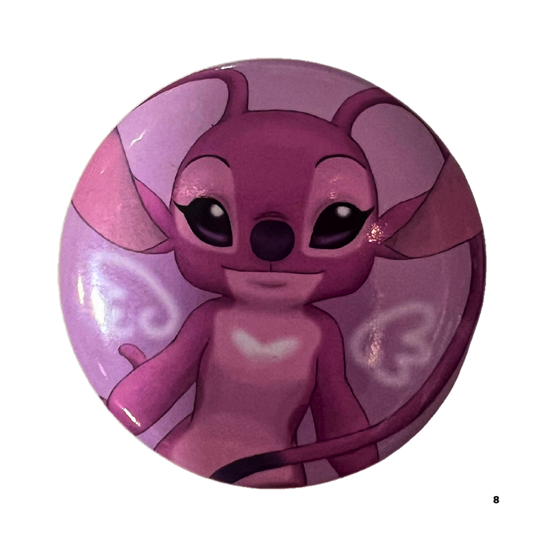 סיכות - לילו וסטיץ - אנגל מתוקה במיוחד על רקע ורוד (44 מ”מ) 💖✨ אנימה מרקט https://anime-market.co.il