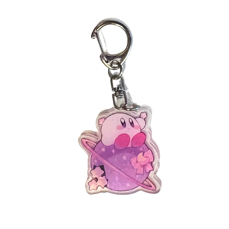 מחזיק מפתחות Kirby על כוכב לכת – דמות ורודה לאספנים וחובבי נינטנדו מבית אנימה מרקט רק ב - https://anime-market.co.il