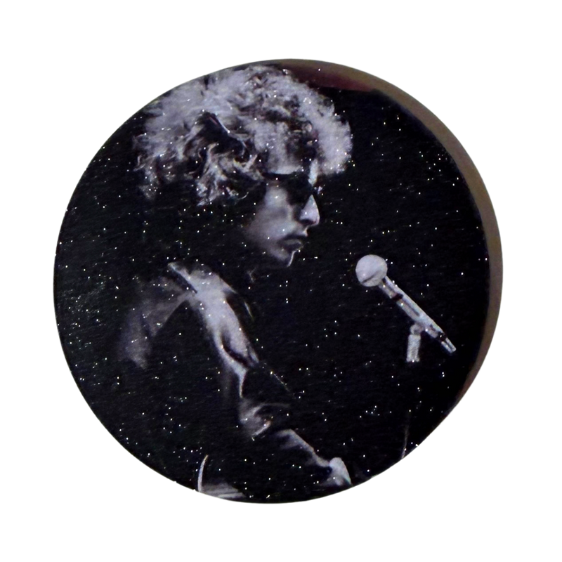 סיכת Bob Dylan 58 מ”מ – סיכת אספנות רוק ופולק קלאסי מבית אנימה מרקט רק ב - https://anime-market.co.il