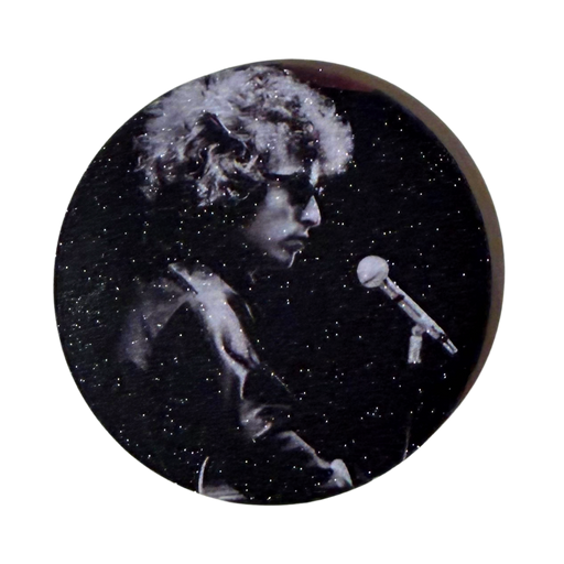 סיכת Bob Dylan 58 מ”מ – סיכת אספנות רוק ופולק קלאסי מבית אנימה מרקט רק ב - https://anime-market.co.il