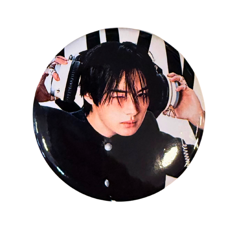 סיכת Stray Kids 58 מ״מ – גרסת Linwoo (לינו) | StrayKids Pin Badge מבית אנימה מרקט רק ב - https://anime-market.co.il