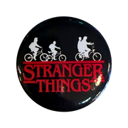 סיכת „דברים מוזרים” (Stranger Things) | קוטר 44 מ״מ רקע שחור מבית אנימה מרקט רק ב - https://anime-market.co.il
