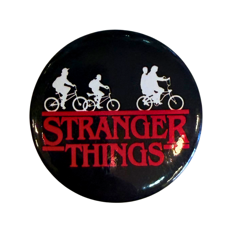 סיכת „דברים מוזרים” (Stranger Things) | קוטר 44 מ״מ רקע שחור מבית אנימה מרקט רק ב - https://anime-market.co.il