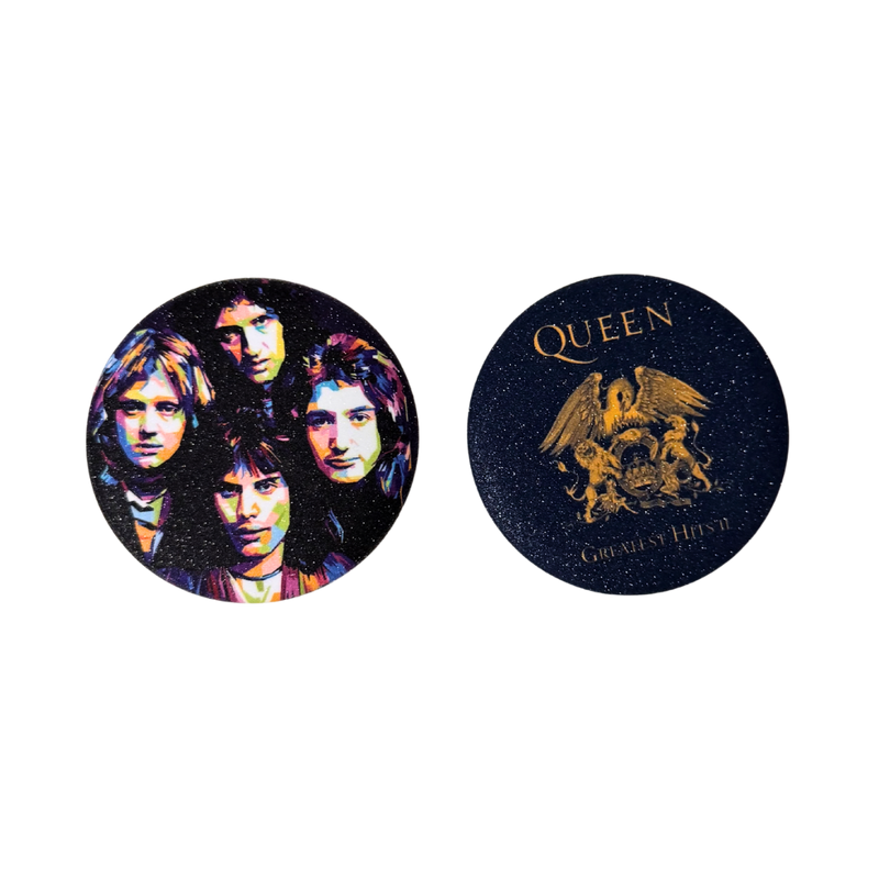 סט 2 סיכות Queen 58 מ”מ – סיכות אספנות רוק קלאסי מבית אנימה מרקט רק ב - https://anime-market.co.il