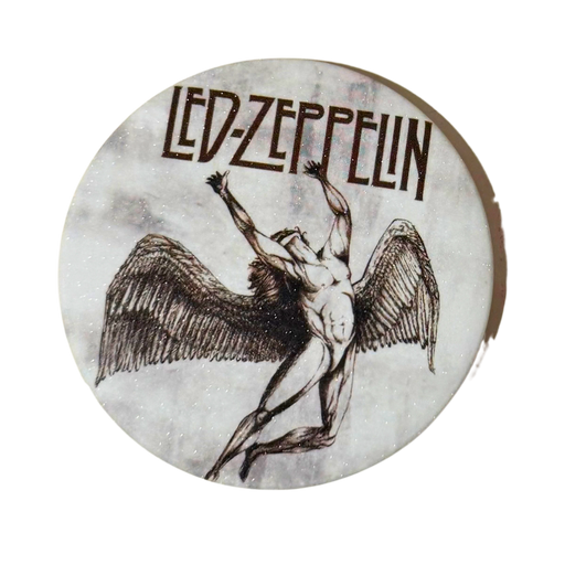 סיכת Led Zeppelin – לוגו באנגלית עם מלאך, רקע לבן – 58 מ”מ מבית אנימה מרקט רק ב - https://anime-market.co.il
