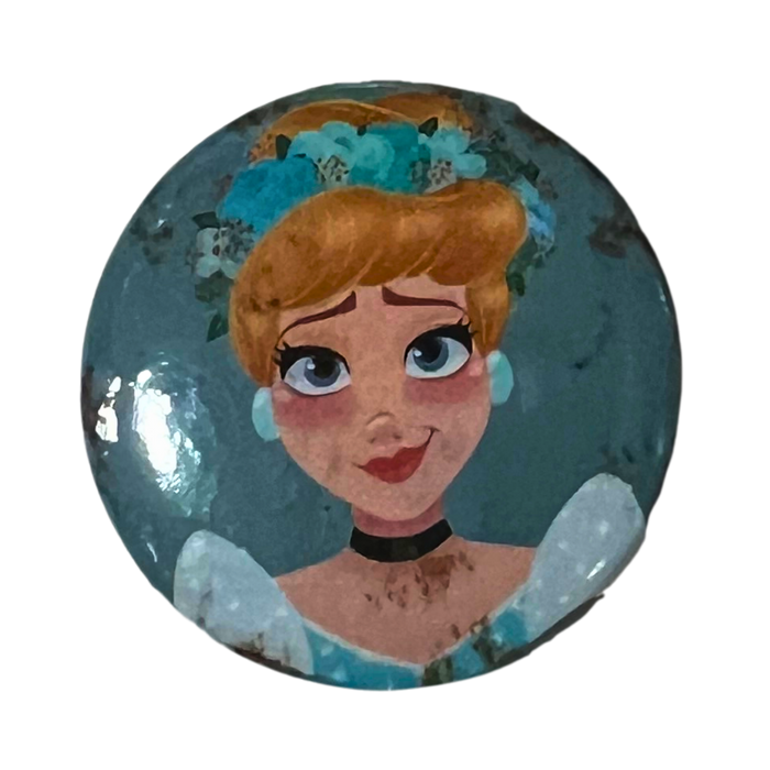 סיכת נסיכה סינדרלה – סיכה צבעונית בקוטר 32 מ”מ | Cinderella Pin