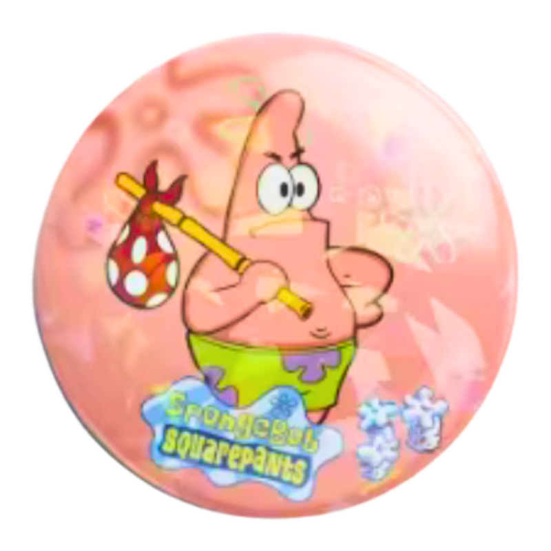 סיכת פטריק מנצנצת בקוטר 58 מ”מ – Patrick Star Glitter Badge מבית אנימה מרקט רק ב - https://anime-market.co.il