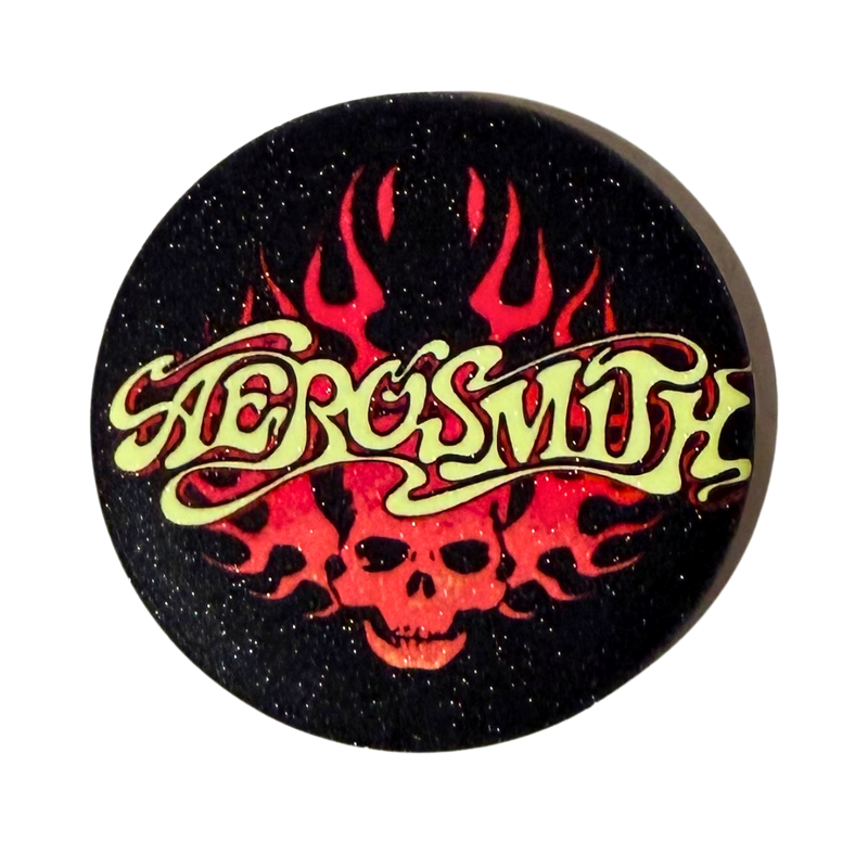 סיכת Aerosmith 58 מ”מ – לוגו להקת רוק קלאסי לאספנים מבית אנימה מרקט רק ב - https://anime-market.co.il