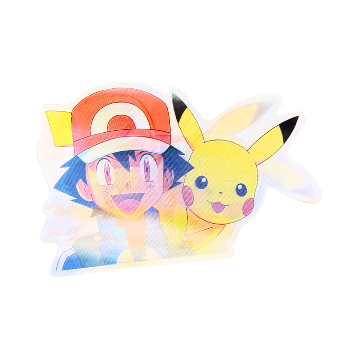 מדבקת תלת־מימד אש קאצ’ם עם פיקאצ’ו על הכתף (Pokémon Lenticular 3D)