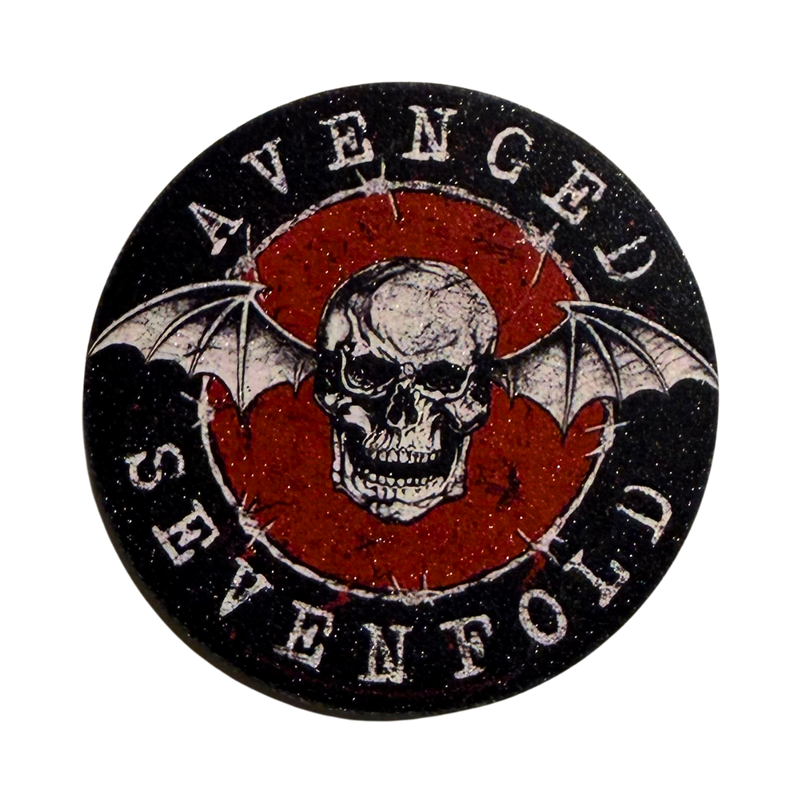 סיכת Avenged Sevenfold – בגודל 58 מ״מ | סיכת להקה לאספנים ומעריצים מבית אנימה מרקט רק ב - https://anime-market.co.il