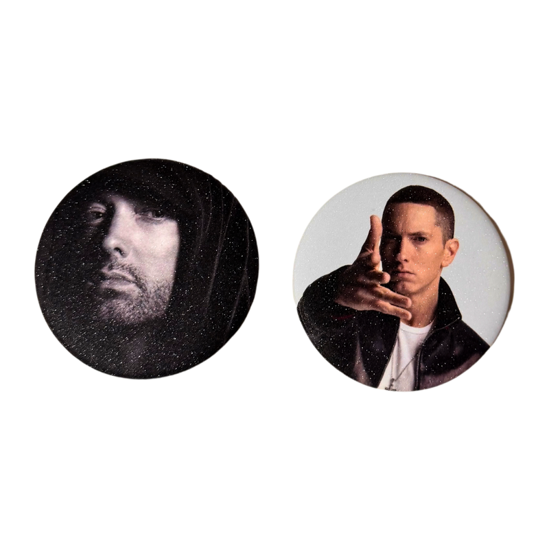 סט 2 סיכות Eminem 58 מ”מ – עם 2 סוגי מארזים לבחירה – סיכות אספנות ראפ סט סיכות שני מבית אנימה מרקט רק ב - https://anime-market.co.il