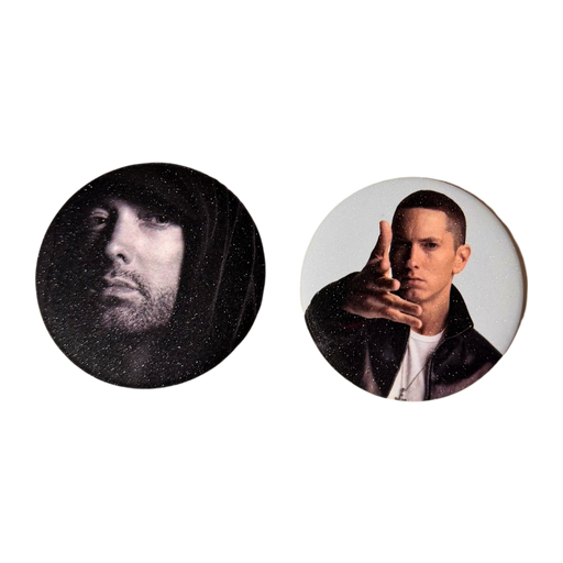 סט 2 סיכות Eminem 58 מ”מ – עם 2 סוגי מארזים לבחירה – סיכות אספנות ראפ סט סיכות שני מבית אנימה מרקט רק ב - https://anime-market.co.il
