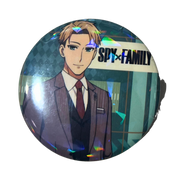 סיכת לויד פורג’ר מנצנצת – סיכה לאספנים מ-Spy x Family בקוטר 58 מ”מ עיצוב ראשון מבית אנימה מרקט רק ב - https://anime-market.co.il