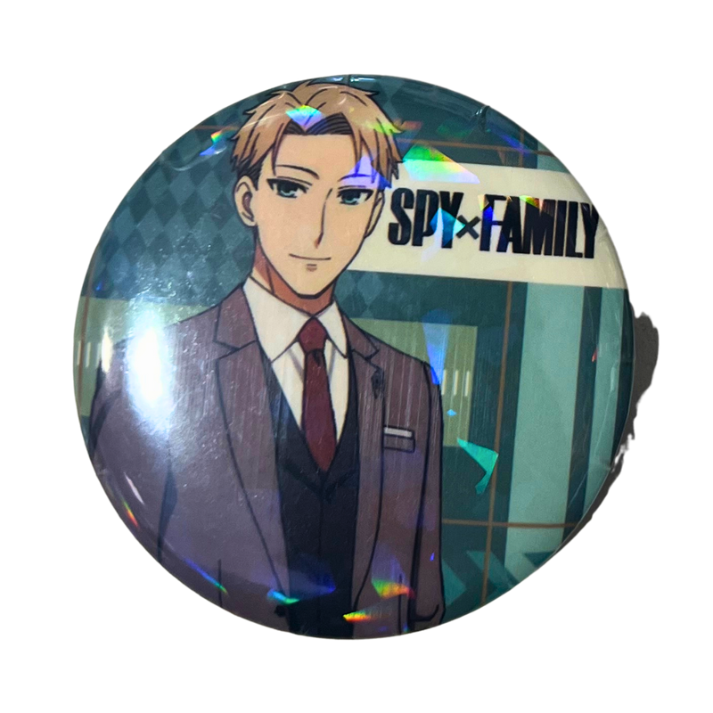 סיכת לויד פורג’ר מנצנצת – סיכה לאספנים מ-Spy x Family בקוטר 58 מ”מ עיצוב ראשון מבית אנימה מרקט רק ב - https://anime-market.co.il
